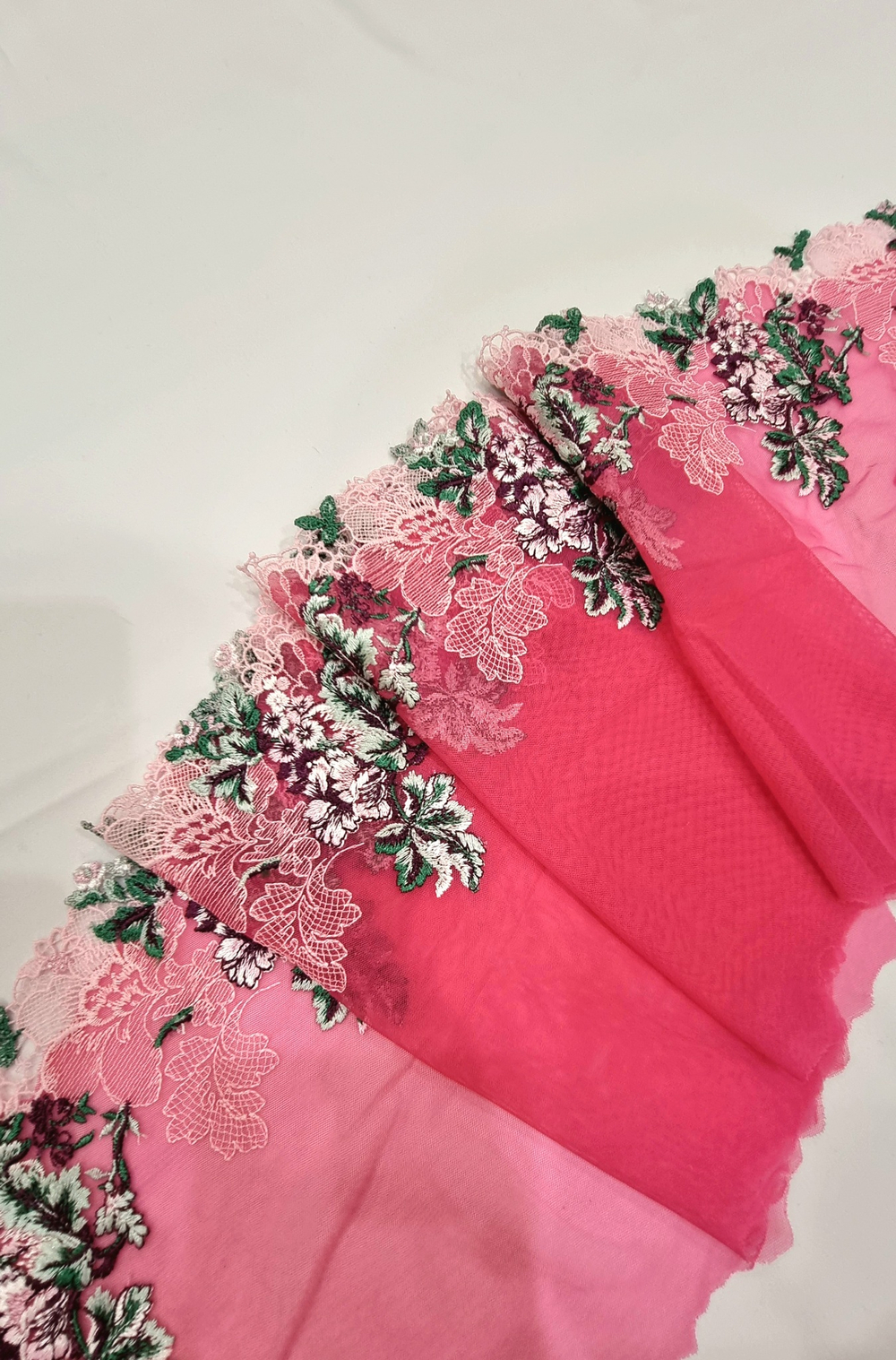 Вышивка на сетке неэластичная цветы на розовом К024 левая