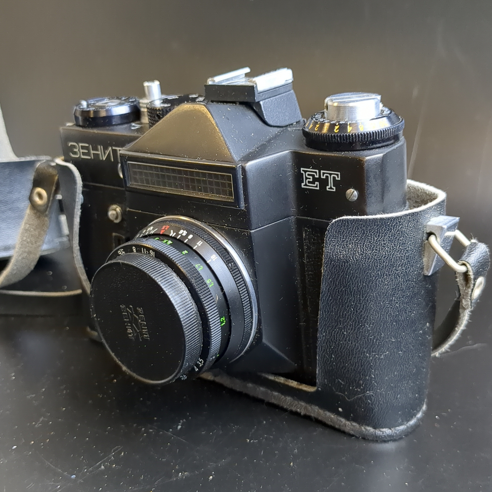 №12 Фотоаппарат "Зенит-ЕТ" с объективом "Industar-50-2" в оригинальном кофре, металл, стекло, пластик, кожа, Белорусское оптико-механическое объединение (БелОМО), СССР, 1982-1995 гг.