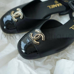Женские кожаные туфли Chanel с лакированным носиком в черном цвете