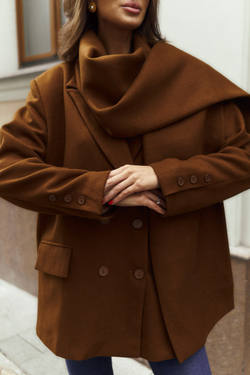 Пальто-пиджак с юбкой в карамельном цвете