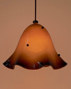 Эти подвесные светильники выполнены из гладкого, глянцевого стекла и имеют мягкую, волнообразную форму, напоминающую расплавленную ткань.