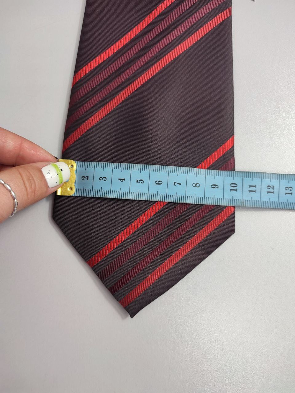 Галстук в красную полоску