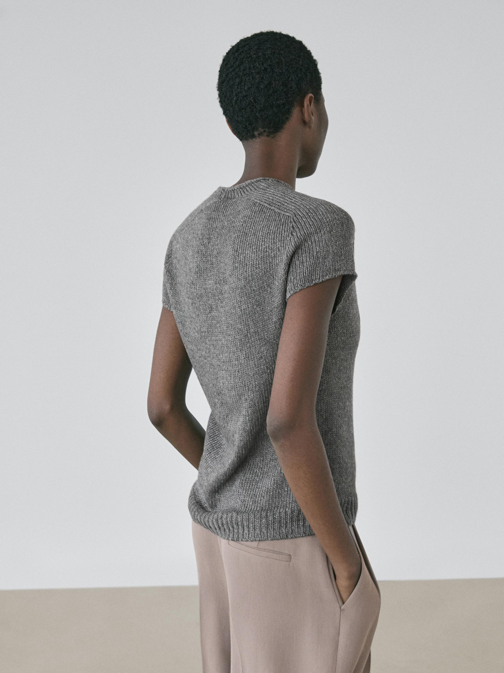 Massimo Dutti Свитер из трикотажа с короткими рукавами и отделкой кружевом, серый