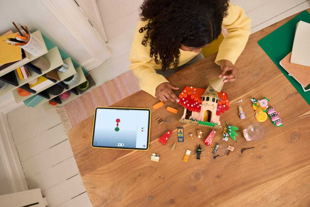 Конструктор LEGO Wicked 75690 Glinda & Elphaba Visit Munchkinland