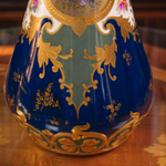 Парадная ваза с цветочными медальонами