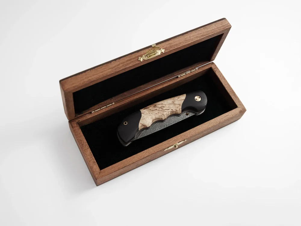 Складной нож "Кайра", дамасская сталь, рукоять карельская береза/черный граб