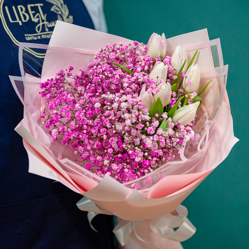 Букет с гипсофилой и тюльпанами в розовом оформлении