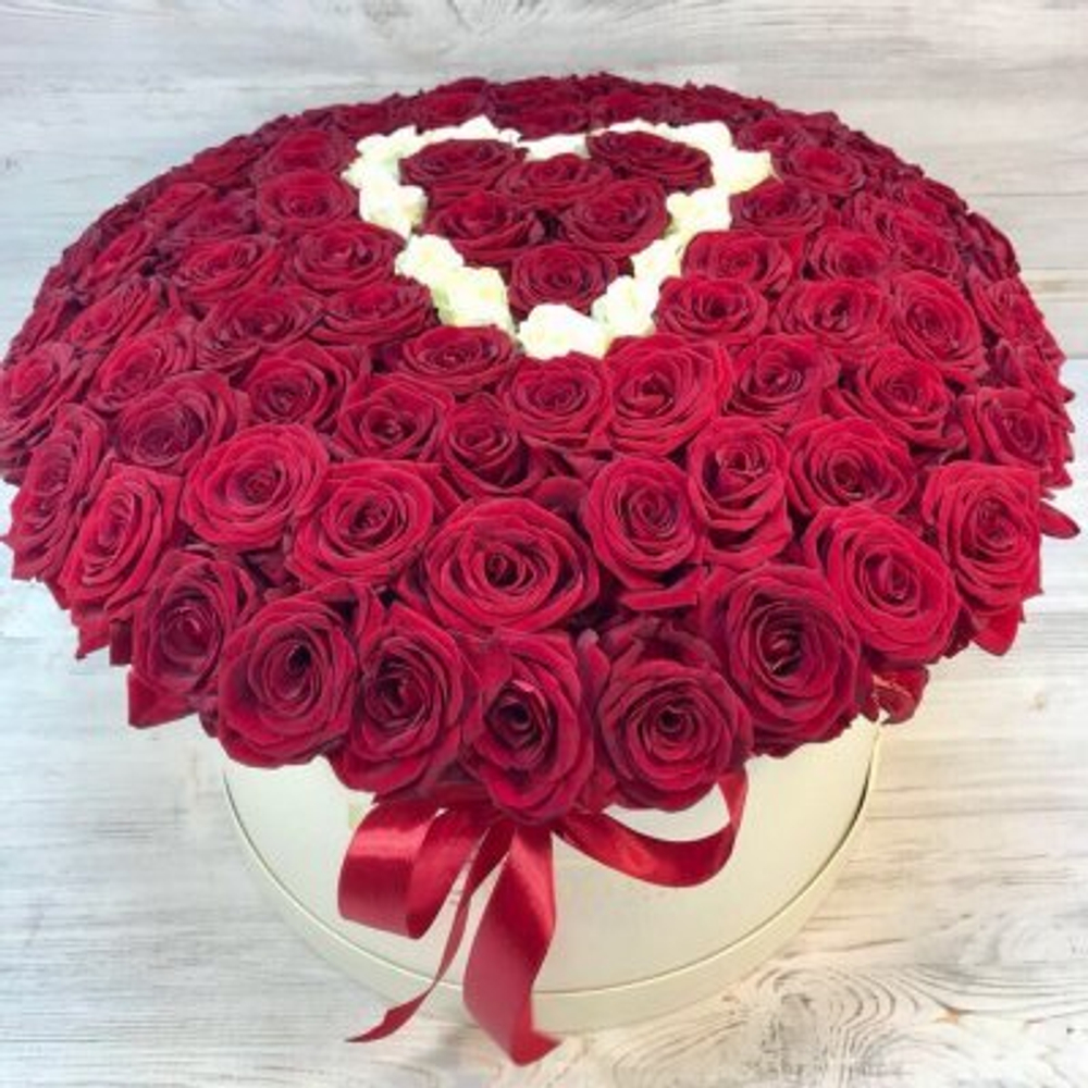 Сердце из 101 розы в шляпной коробке
