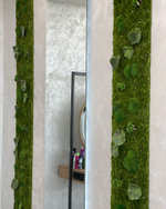 Панно из микса стабилизированного мха, искусственного мха и растений.