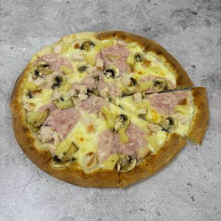 Пицца с курицей и ананасами