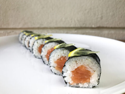 Ролл с лососем и лимоном
