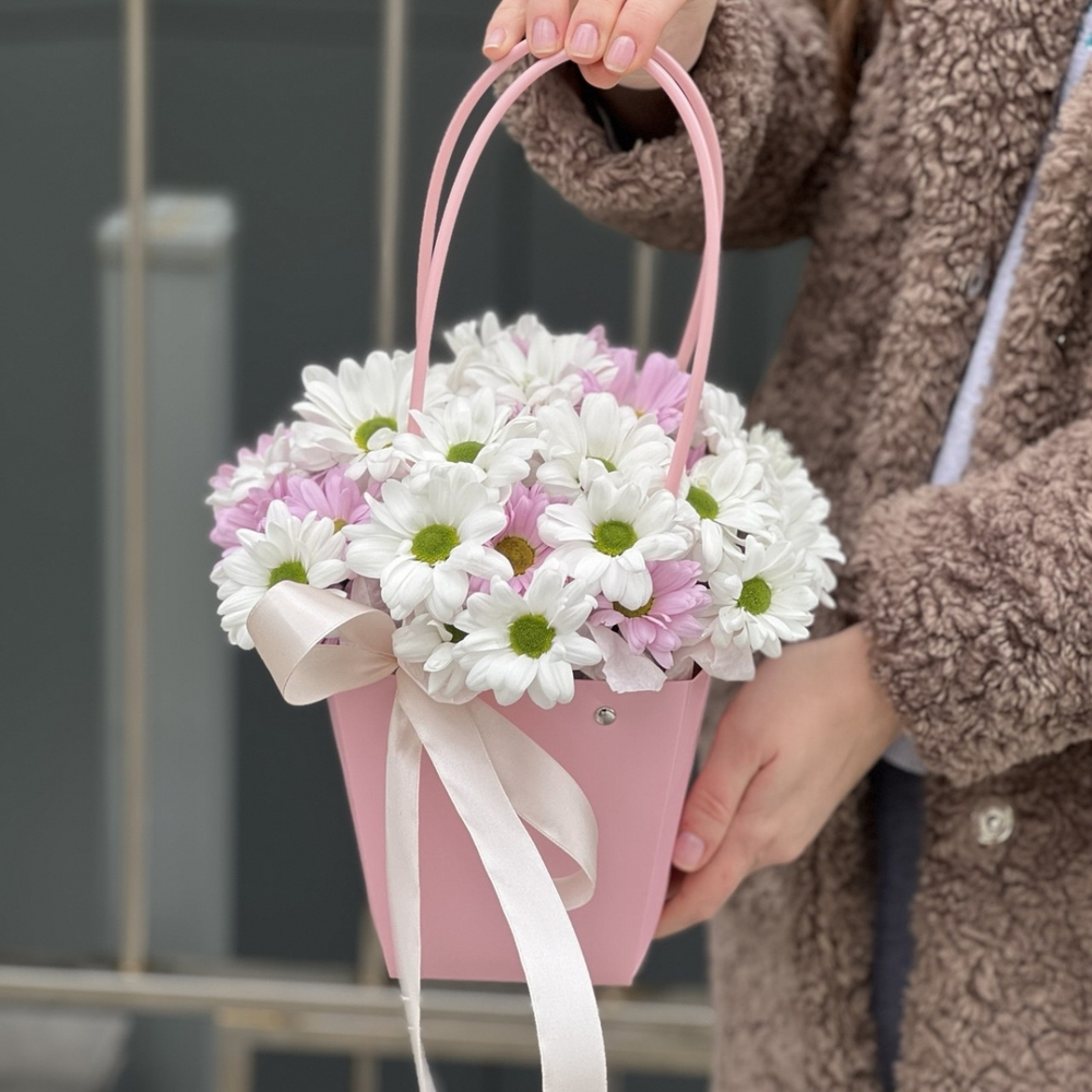 Композиция их хризантем "Floral Clutch" купить в Алматы