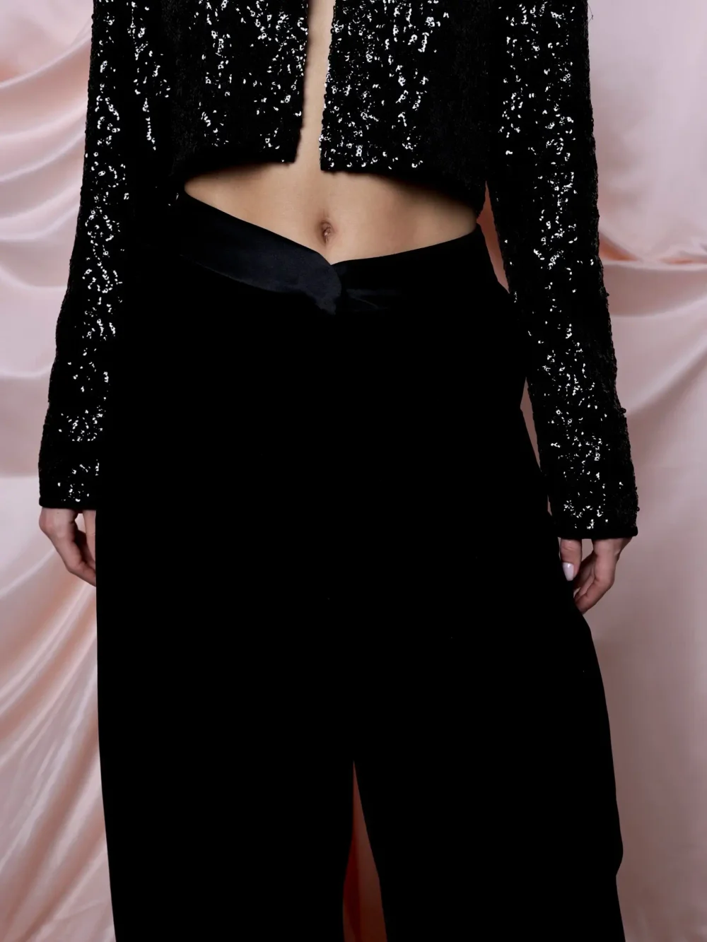 Брюки с декоративными пуговицами и атласным поясом, Черные