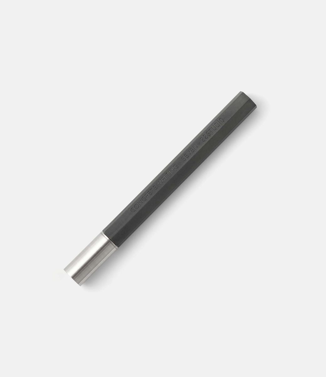 22 studio Seven Rollerball Pen Dark Grey — ручка из бетона