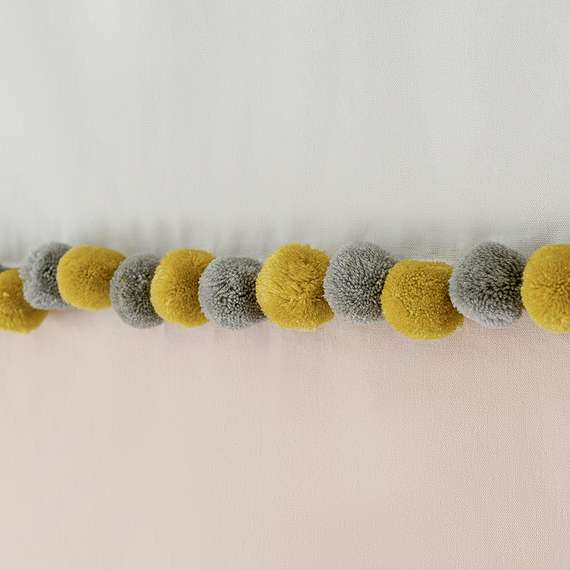 Штора из хлопка с помпонами бежево-серого цвета из коллекции essential, 150х290 см