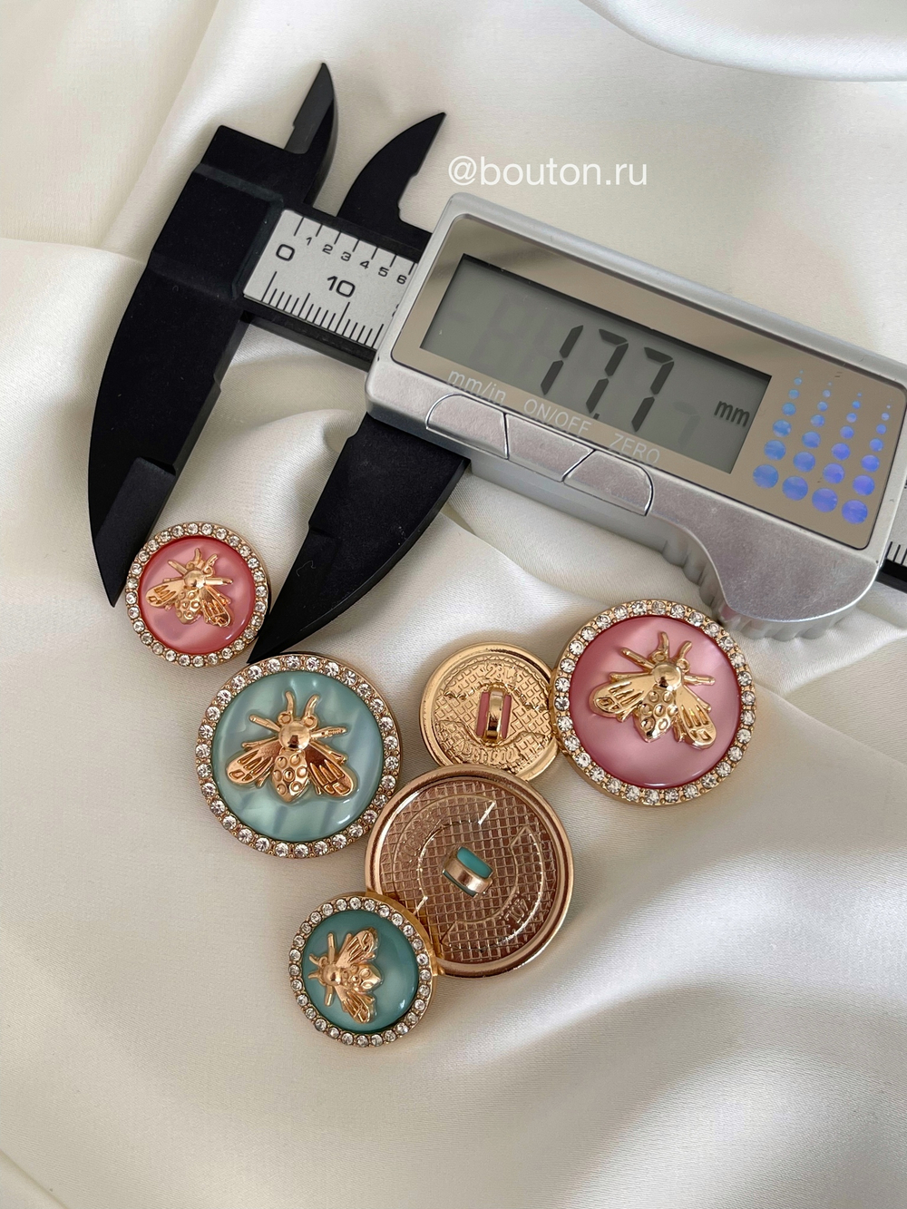 Пуговицы Гучч. Пчела Розовая