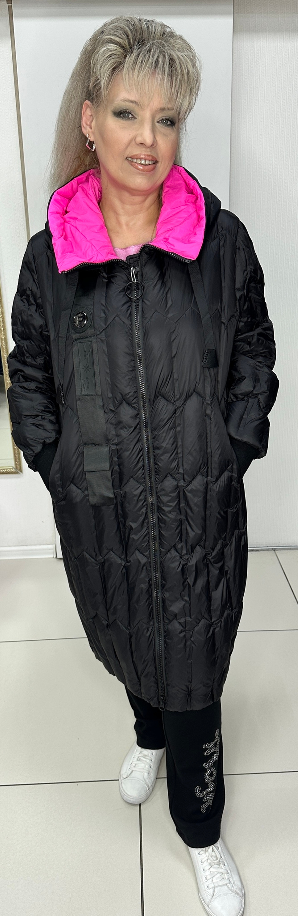 Черное зимнее пальто на пуху с отделкой фуксия