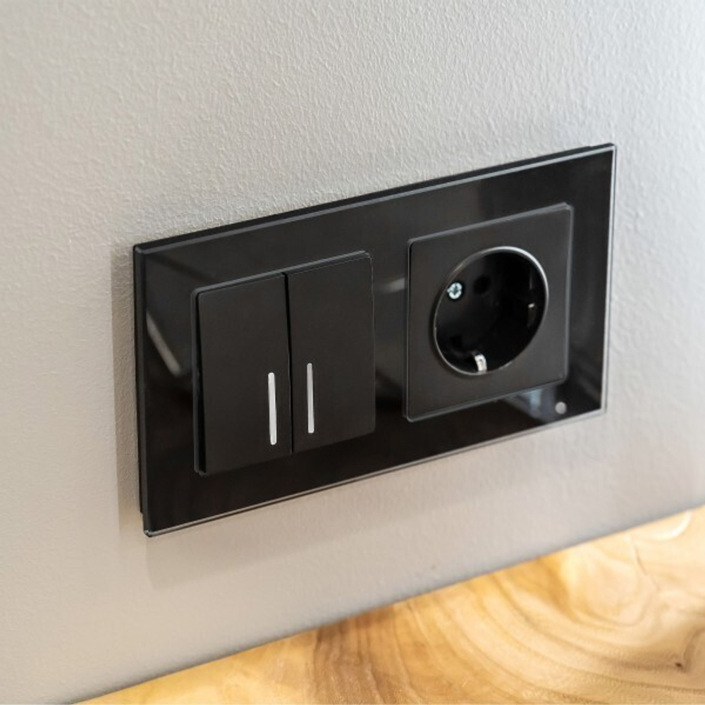 Розетка с заземлением и шторками (черный матовый)