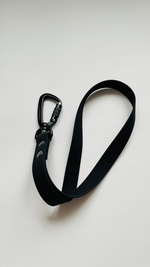 Водилка из биотана , 20 мм , 35 см. Карабин авиационный , черный.