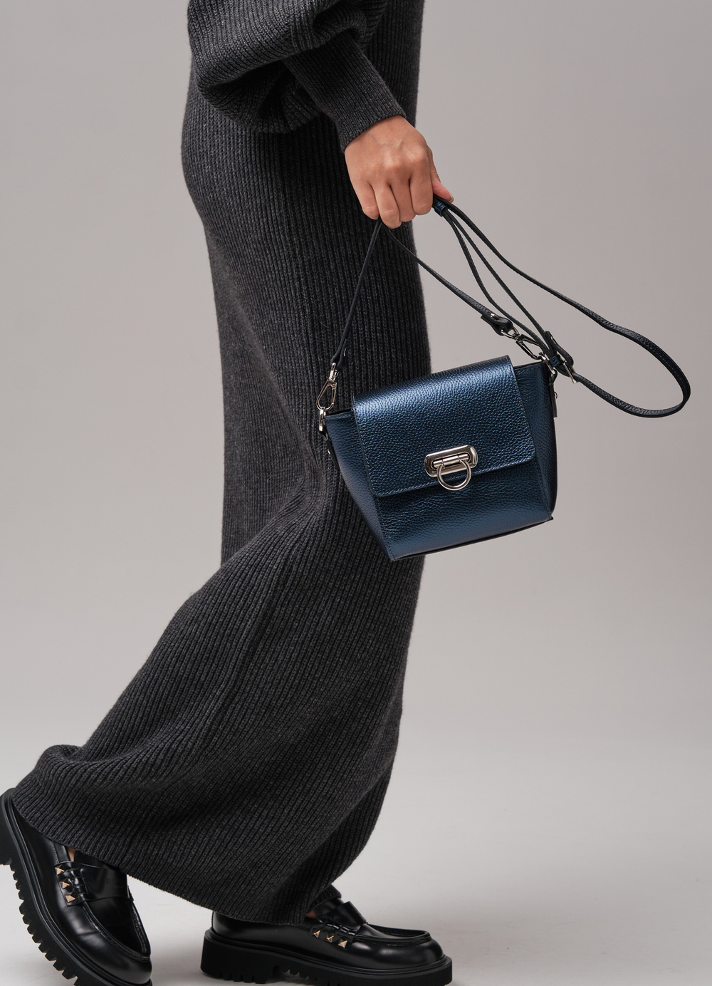 Сумка кожаная через плечо синий металлик