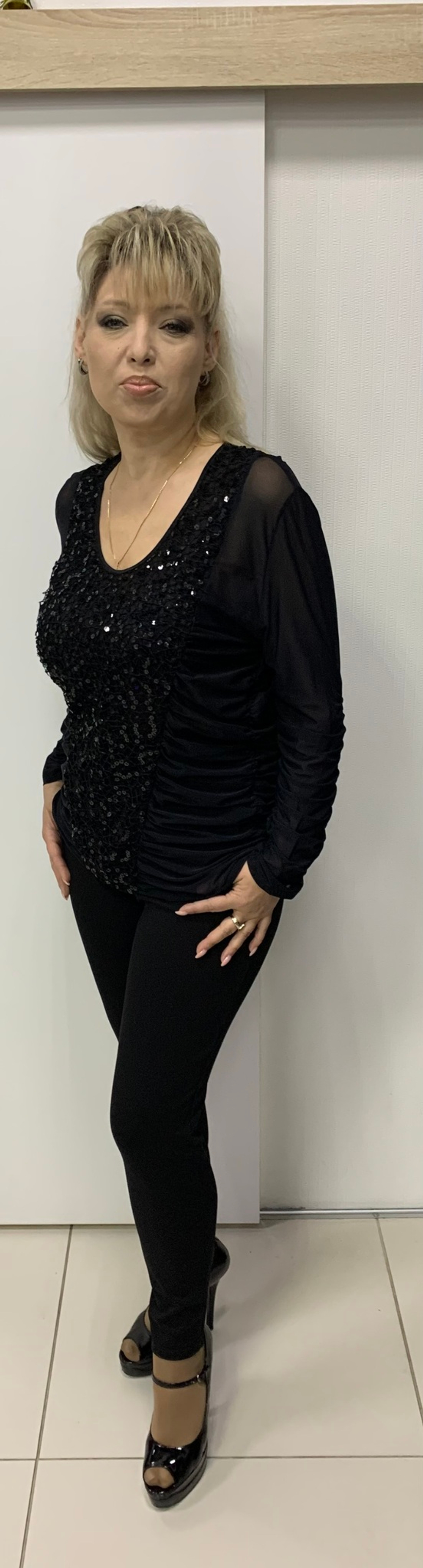 Нарядный черный блузон с пайетками