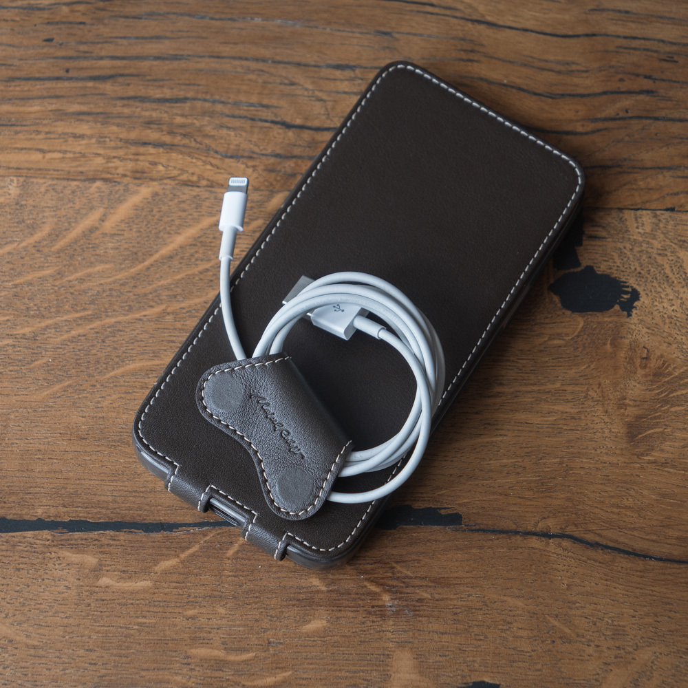 Чехол-держатель для наушников и проводов Papillon Easy из натуральной кожи теленка, темно-коричневого цвета