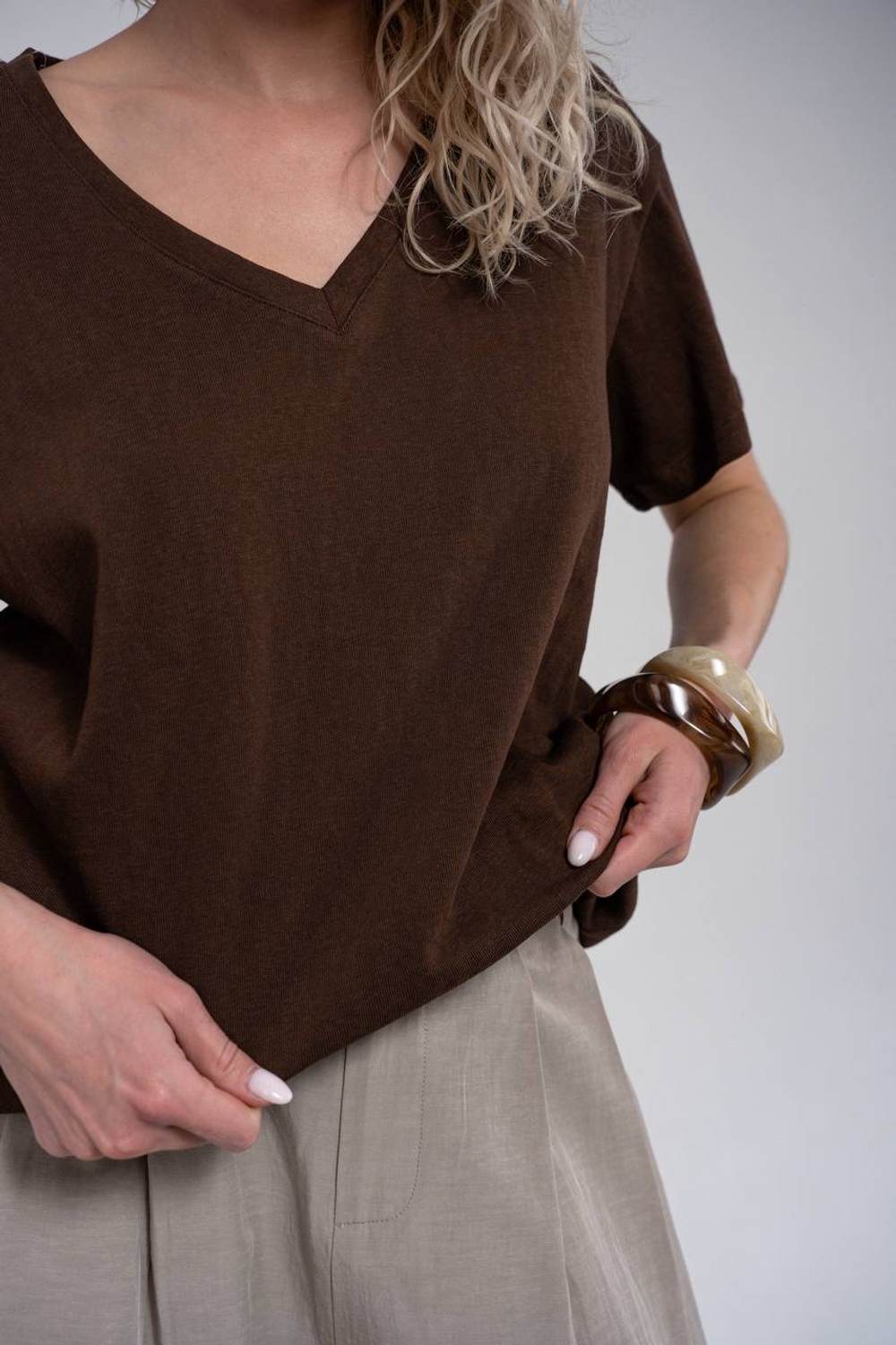 Футболка из легкой ткани с гипюровыми вставками на спине