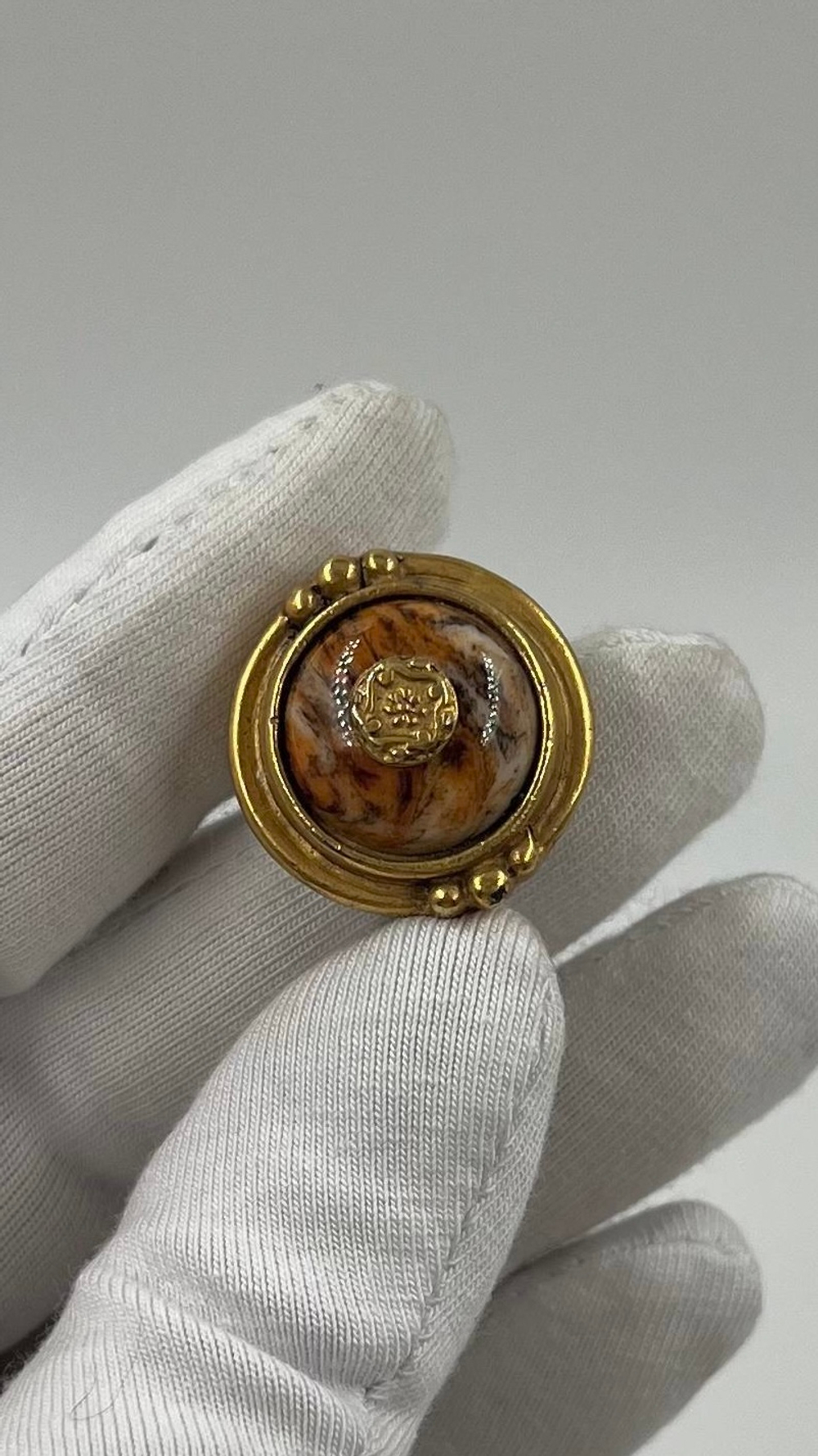 Накладка на пуговицу с пятнистой вставкой