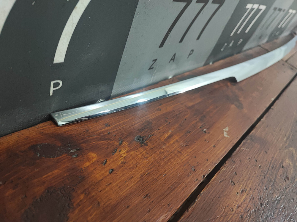 Накладка крышки багажника Mercedes GLS (X166) 19-нв Б/У Оригинал A1677430100