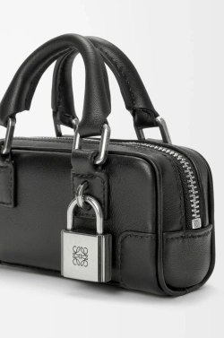 Loewe Сумка Amazona Nano в блестящей телячьей коже, черный