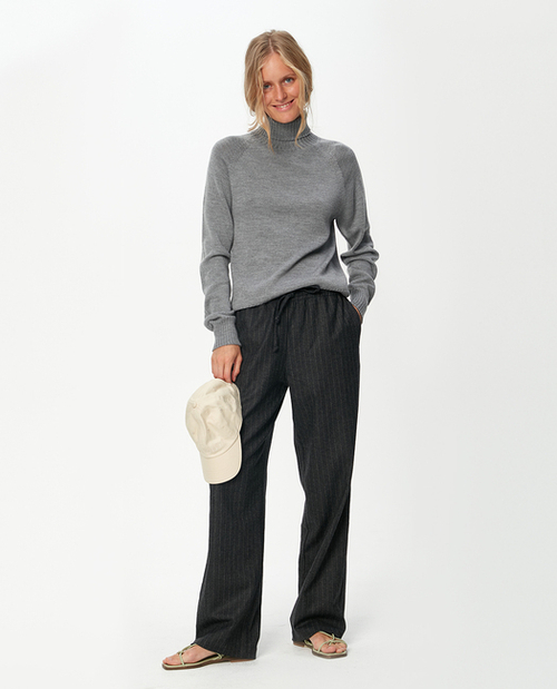 Свитер с высокой горловиной в рубчик