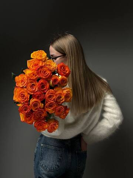 Букет из 25 оранжевых роз под ленту