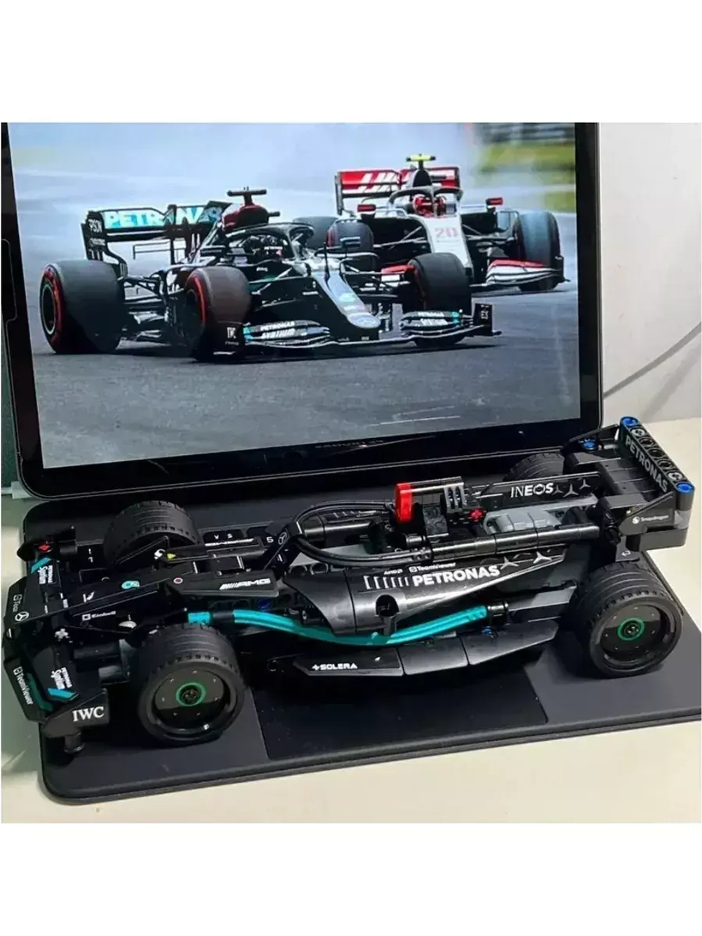 Конструктор Гоночная машина Mercedes-AMG F1 W14 240 деталей