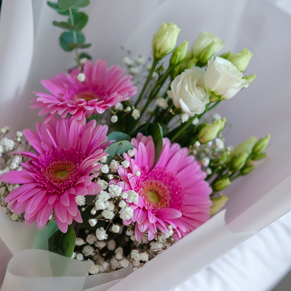 Сборный букет с розовыми герберами