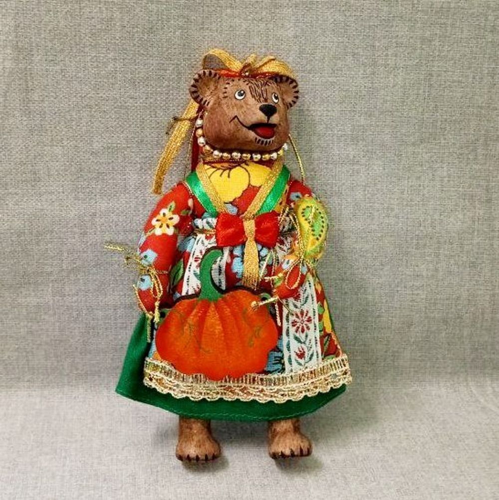 Ёлочная игрушка Медведица "Маша" с тыквой