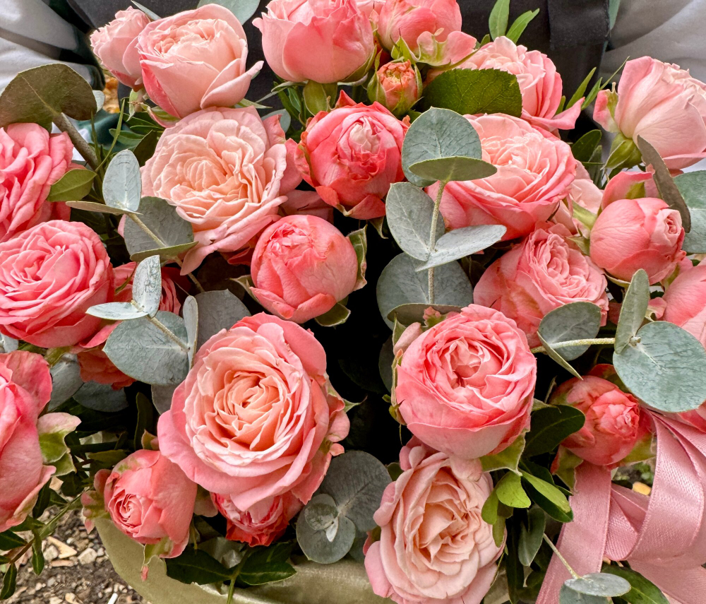 Композиция в коробке, кустовые розы премиум, эвкалипт,5шт.