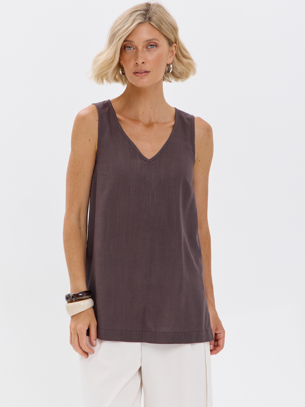 Удлиненный топ из льна с V-вырезом