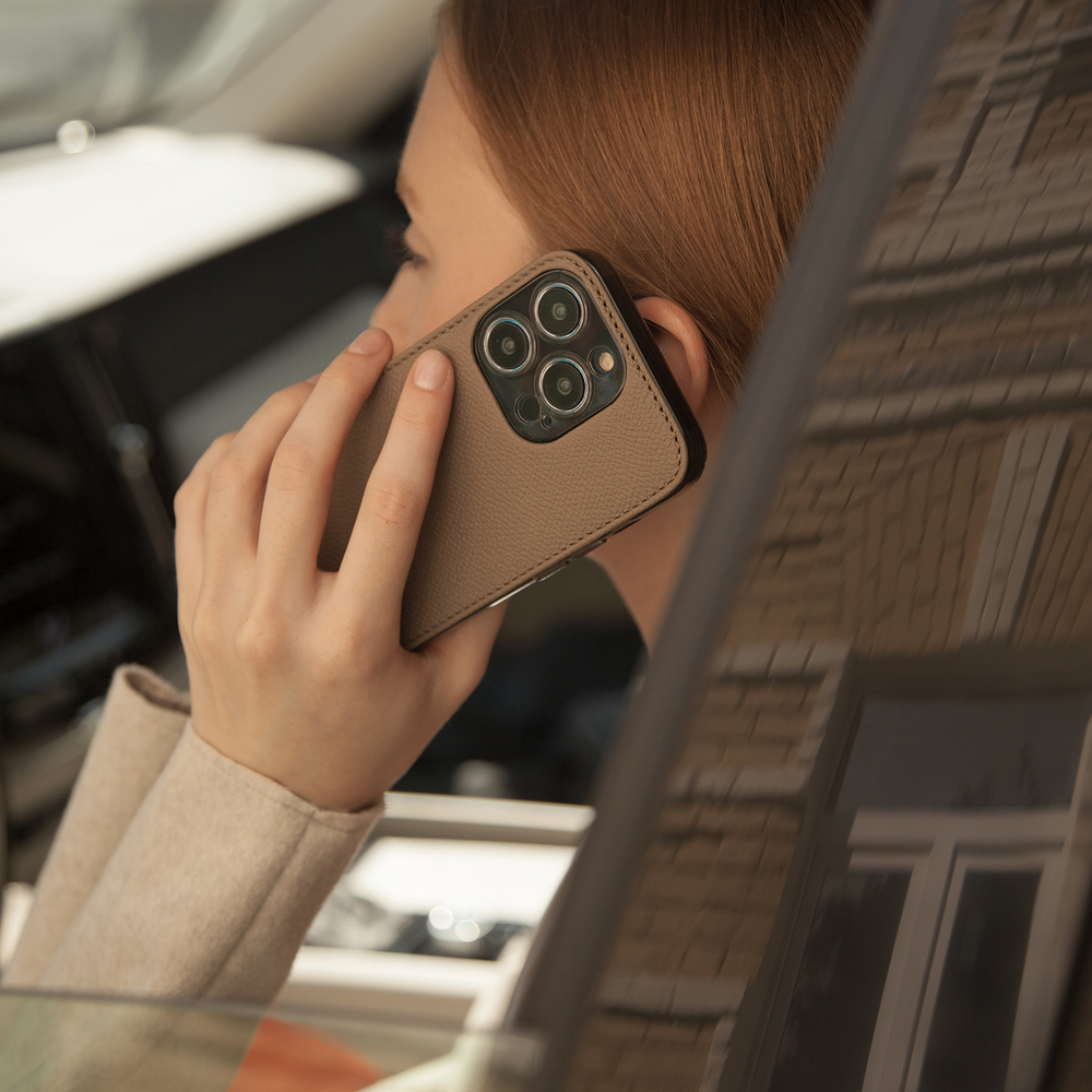 Чехол для iPhone 16 Pro Max из кожи сафьяно, бежевого цвета