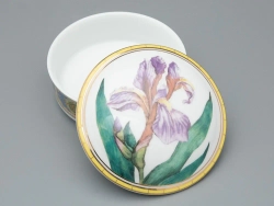 Туалетная коробочка в подарочной упаковке, форма Круглая, рисунок Нежный ирис, арт 81.33189.00.1