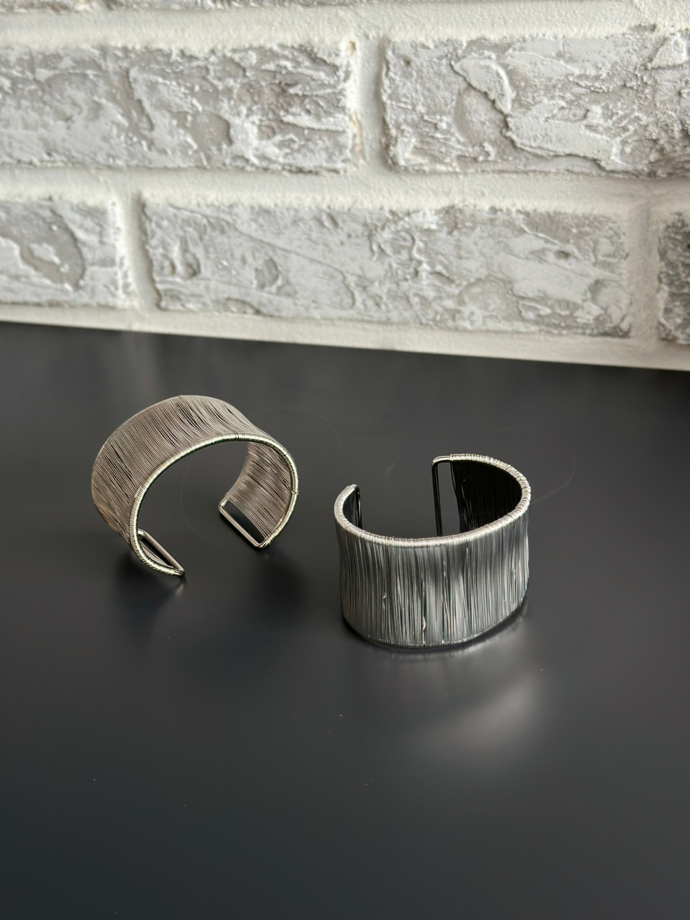 Браслет жесткий гладкий безразмерный, оттенок серебро