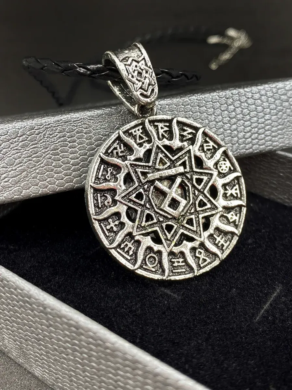 Славянская подвеска оберег Чертог Волка с рунами талисман