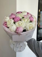 Авторский букет из розовых и белых пионов 17 шт