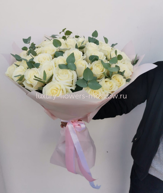 35 белых роз рф с эквалиптом