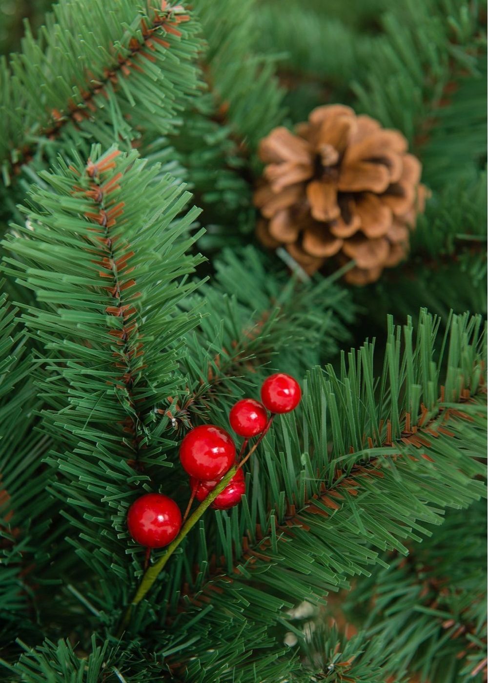 Елка с шишками и ягодами «Новогодняя сказка» (пвх) от 1,2 м до 2,4 м