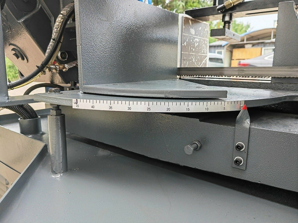 Ленточнопильный станок c поворотом пильного модуля под углом до 60° MetalTec BS 300 CZ