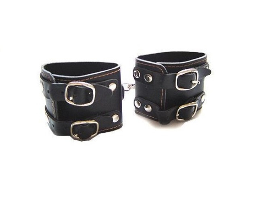 Манжеты с ремешками , украшены хромированными заклёпками (Цвет: черный)