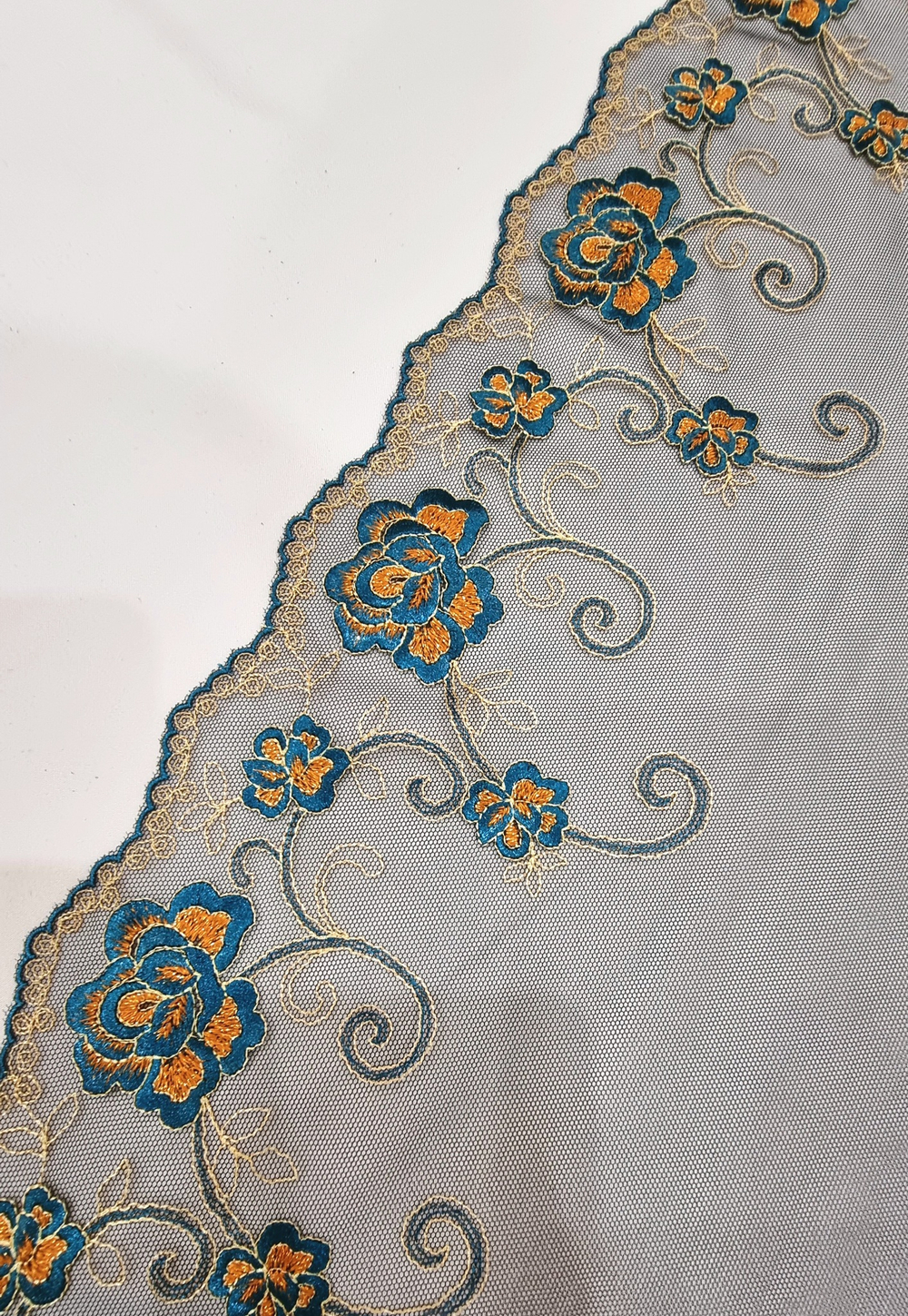 Вышивка на сетке неэластичная черная с изумрудными цветами К020 правая