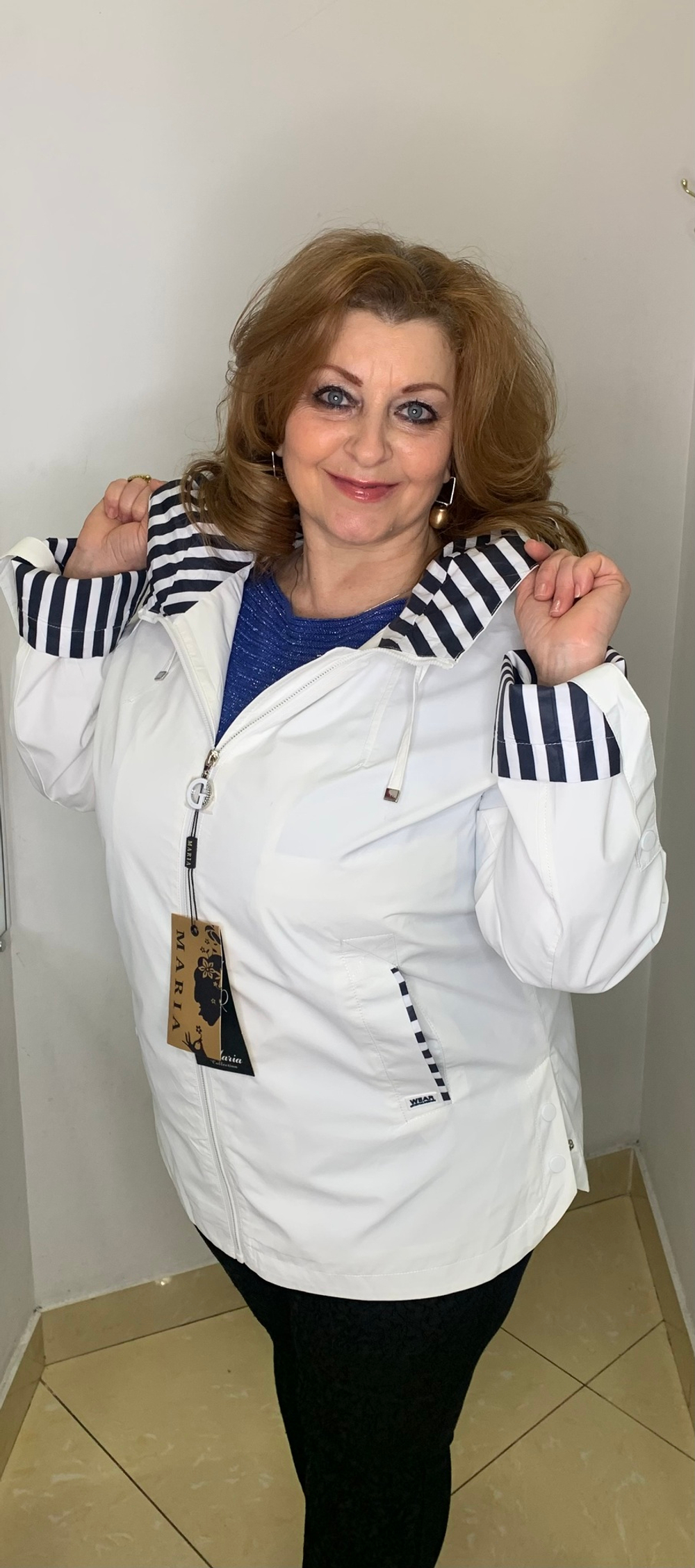 Белая куртка-ветровка с полосатым капюшоном