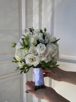 Свадебный букет из лизиантуса, альстромерии, зелени, кустовых пионовидных и одноголовых роз