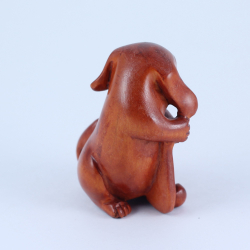 Нэцкэ Собачка с игрушкой